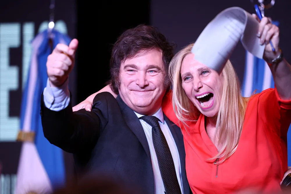 Javier Milei é eleito presidente da Argentina com mais de 55% dos votos apurados.