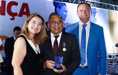 HONRARIA: Aldenir Santana é homenageado com medalha brigadeiro falcão